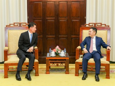 Phó Thống đốc Nguyễn Ngọc Cảnh (phải) trao đổi cùng ông Chang Min Young - Chủ tịch kiêm Tổng Giám đốc IBK. 