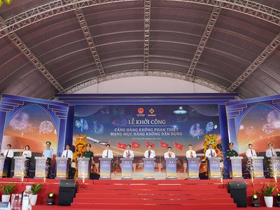 Các đại biểu thực hiện nghi thức bấm nút khởi công Dự án Cảng Hàng không Phan Thiết, tỉnh Lâm Đồng. Ảnh: Hạ Chúc