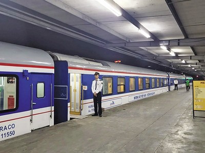 Tàu đường sắt Bắc - Nam đón khách tại ga Hà Nội