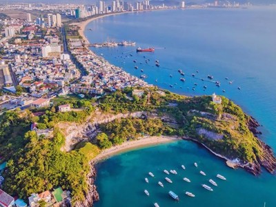 Phát triển Khánh Hòa là đô thị loại I và trở thành thành phố trực thuộc trung ương hiện đại, thông minh, xanh và bền vững; là cực tăng trưởng quan trọng của cả nước, đô thị biển - cửa ngõ quốc tế có sức cạnh tranh cao.