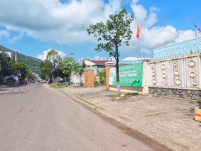 Doanh nghiệp sản xuất nằm đối diện khu dân cư tại Cụm công nghiệp Quang Trung. Ảnh: Cảnh Hù.