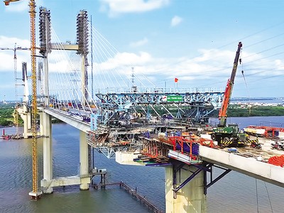 Thi công cầu Phước Khánh trên tuyến cao tốc Bến Lức - Long Thành. Ảnh: Lê Anh