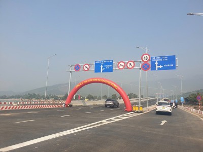 Tuyến đường ven biển kết nối cảng Liên Chiểu vừa thông xe kỹ thuật có ý nghĩa quan trọng trong việc phát triển logistics của thành phố Đà Nẵng trong thời gian tới. Ảnh: Linh Đan