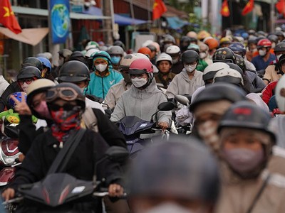 Ngày cuối nghỉ lễ, người dân ùn ùn trở lại TP.HCM qua nhiều cửa ngõ 