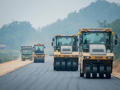 Thúc giải ngân vốn đầu tư công là đòn bẩy cho tăng trưởng 2 con số. Ảnh: Đức Thanh 