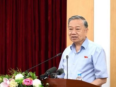  Tổng Bí thư, Chủ tịch nước Tô Lâm trao đổi với cử tri - Ảnh: NY. 