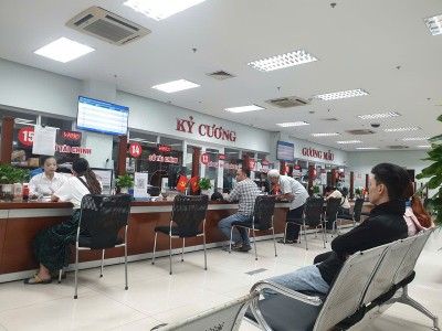 Người dân làm thủ tục hành chính tại Trung tâm hành chính công TP.Đà Nẵng. Ảnh: Linh Đan 
