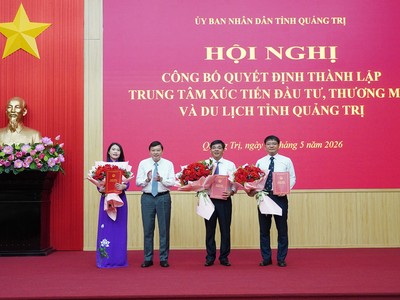 Chủ tịch UBND tỉnh Quảng Trị Lê Hồng Vinh trao các quyết định bổ nhiệm cho lãnh đạo Trung tâm Xúc tiến Đầu tư, Thương mại và Du lịch tỉnh.