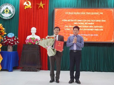 Phó Chủ tịch UBND tỉnh Quảng Trị Lê Văn Bảo trao quyết định điều động, bổ nhiệm ông Hoàng Ngọc Thành giữ chức vụ Chủ tịch Hội đồng thành viên, Giám đốc Công ty TNHH MTV Lâm nghiệp Triệu Hải.