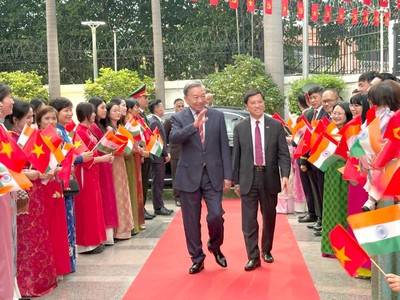 Đồng chí Tổng Bí thư, Chủ tịch nước Tô Lâm gặp gỡ cán bộ, nhân viên Đại sứ quán và cộng đồng người Việt Nam tại Ấn Độ.