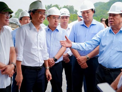 Bộ trưởng Bộ Xây dựng Trần Hồng Minh trao đổi với lãnh đạo Doanh nghiệp dự án cao tốc Đồng Đăng - Trà Lĩnh. 
