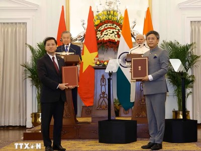 Tổng Bí thư, Chủ tịch nước Tô Lâm và Thủ tướng Cộng hòa Ấn Độ Narendra Modi chứng kiến lễ trao các văn kiện hợp tác giữa 2 nước. (Ảnh: Thống Nhất/TTXVN)
