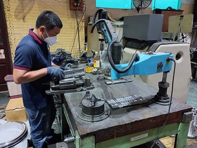 Sản xuất các sản phẩm cơ khí tại một doanh nghiệp ở TP.HCM - Ảnh: Anh Quân