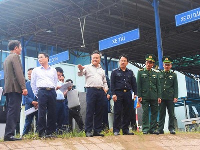 Phó Chủ tịch UBND tỉnh Quảng Trị Lê Đức Tiến (thứ tư từ phải ảnh) kiểm tra hạ tầng Cửa khẩu Quốc tế La Lay