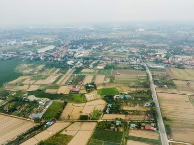 Ủy ban nhân dân các tỉnh, thành phố trực thuộc Trung ương tập trung nguồn lực để tiếp tục làm giàu, làm sạch, hoàn thiện, đối khớp, bổ sung thông tin với các thửa đất đã xây dựng cơ sở dữ liệu nhưng chưa đáp ứng tiêu chí "đúng - đủ - sạch - sống" và đo đạc lập bản đồ địa chính, lập hồ sơ địa chính, xây dựng cơ sở dữ liệu đất đai ở địa phương đối với những thửa đất chưa được xây dựng cơ sở dữ liệu.