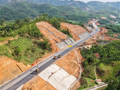 Thảm bê tông nhựa tại đoạn đầu tuyến cao tốc Hữu Nghị - Chi Lăng.