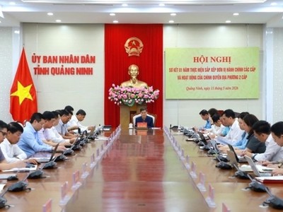 Ông Bùi Văn Khắng, Chủ tịch UBND tỉnh Quảng Ninh chủ trì hội nghị Sơ kết 1 năm thực hiện sắp xếp đơn vị hành chính các cấp và hoạt động của chính quyền địa phương 2 cấp. Ảnh: QMG