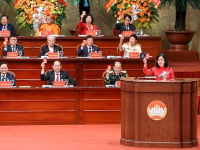 Ủy viên Bộ Chính trị, Bí thư Trung ương Đảng, Chủ tịch UBTƯ MTTQ Việt Nam Bùi Thị Minh Hoài và các đại biểu tiến hành biểu quyết tại Đại hội. Ảnh: Quang Vinh.
