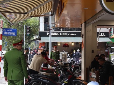 Công an quận Hoàn Kiếm kiểm tra công tác bảo đảm trật tự đô thị.