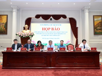 Các vị chủ trì họp báo - Ảnh: TT.