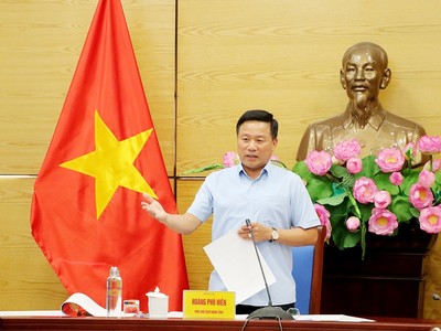 Phó Chủ tịch UBND tỉnh Hoàng Phú Hiền phát biểu.