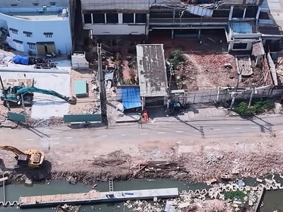 Tiến độ thi công dự án cải tạo môi trường bờ bắc kênh Đôi đang bị ảnh hưởng do hệ thống hạ tầng kỹ thuật chưa di dời -Ảnh: HT