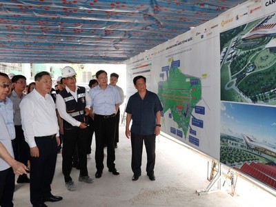 Phó Thủ tướng Thường trực Chính phủ Phạm Gia Túc nghe báo cáo về tiến độ dự án đầu tư mở rộng Cảng hàng không quốc tế Phú Quốc - Ảnh: VGP.