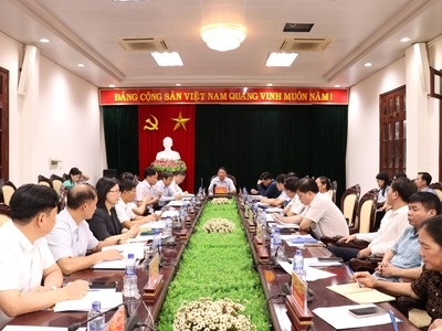 Phó Chủ tịch thường trực UBND tỉnh Trần Song Tùng chủ trì Hội nghị nghe báo cáo tiến độ triển khai các hoạt động Tuần Du lịch Ninh Bình 2026.Ảnh: Minh Huế