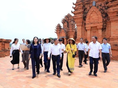 Các đại biểu kiểm tra thực địa tại Làng Văn hóa - Du lịch các dân tộc Việt Nam.