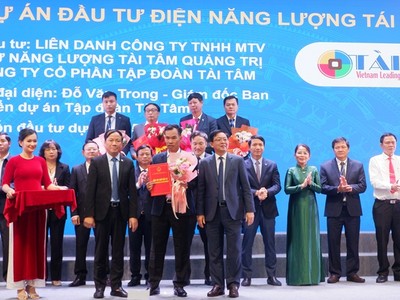 Đại diện Liên danh Công ty TNHH MTV Đầu tư Năng lượng Tài Tâm Quảng Trị và Công ty cổ phần Tập đoàn Tài Tâm nhận bản ghi nhớ dự án hợp tác đầu tư dự án năng lượng tái tạo có tổng vốn đầu tư 5.000 tỷ đồng từ UBND tỉnh Gia Lai vào cuối tháng 8/2025.