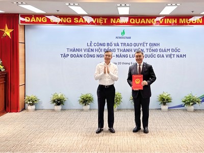 Bộ trưởng Bộ Tài chính Ngô Văn Tuấn trao Quyết định bổ nhiệm ông Lê Mạnh Cường giữ chức Thành viên Hội đồng thành viên Tập đoàn Công nghiệp - năng lượng quốc gia Việt Nam.