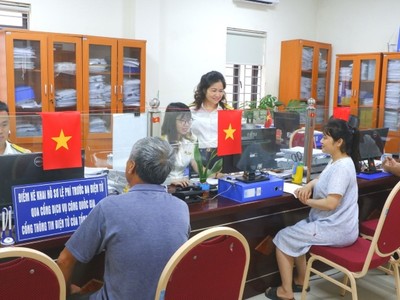 Người nộp thuế và nhân dân được hỗ trợ giải quyết TTHC tại bộ phận một cửa cơ quan Thuế Hà Nội. Ảnh minh họa.