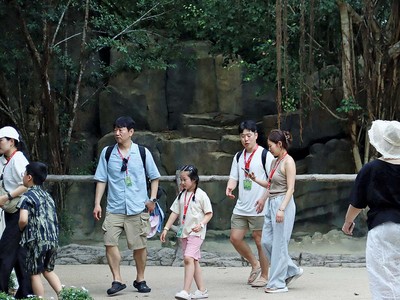Ảnh: Du khách nước ngoài tham quan Safari Phú Quốc Ảnh: Linh Nguyễn 