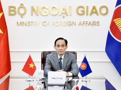 Đồng chí Lê Hoài Trung, Ủy viên Bộ Chính trị, Bộ trưởng Bộ Ngoại giao dẫn đầu Đoàn Việt Nam tham dự cuộc họp.
