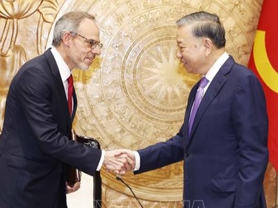 Tổng Bí thư, Chủ tịch nước Tô Lâm tiếp ông David Zapolsky, Phó Chủ tịch cấp cao, Giám đốc Pháp lý và Quan hệ Toàn cầu của Tập đoàn Amazon - Ảnh: TTXVN
