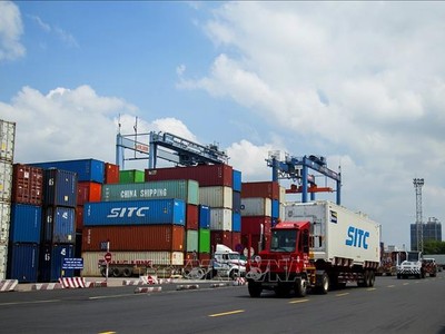 Bộ Công thương tiếp tục cắt giảm, đơn giản hóa hàng loạt thủ tục hành chính trong các lĩnh vực xăng dầu, xuất nhập khẩu... 