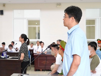Bị cáo Lê Hoàng và vợ là cựu Cục trưởng Cục An toàn thực phẩm Trần Việt Nga đứng trước bục khai báo.