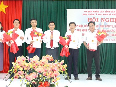 Ban Quản lý Khu kinh tế Phú Yên trao các quyết định chấp thuận chủ trương đầu tư, giấy chứng nhận đăng ký đầu tư cho các nhà đầu tư.