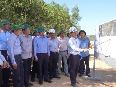 Đại diện BQL dự án báo cáo tiến độ Dự án Quốc lộ 15D đoạn từ cảng Mỹ Thủy đến cao tốc Cam Lộ - La Sơn.