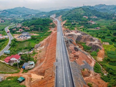Một đoạn cao tốc Hữu Nghị - Chi Lăng đã sẵn sàng đưa vào khai thác.