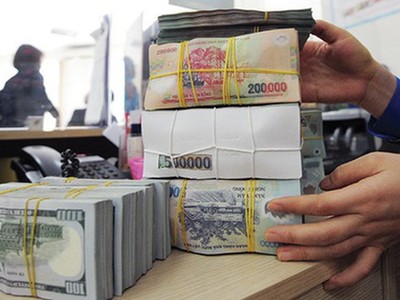 Lãi suất neo cao, cảnh báo nợ xấu vọt tăng với ngân hàng bán lẻ 