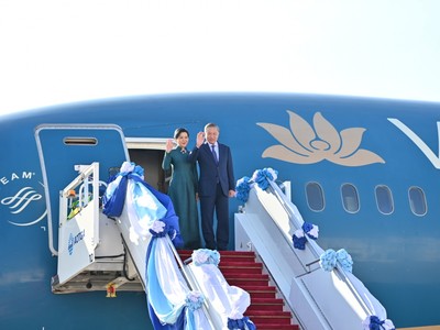 Tổng Bí thư, Chủ tịch nước và Phu nhân tới Bangkok vào chiều 27/5. Ảnh: TTXVN. 