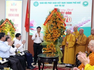 Phó Thủ tướng Nguyễn Văn Thắng chúc mừng Hòa thượng Thích Khế Chơn, Phó Chủ tịch Hội đồng Trị sự Trung ương Giáo hội Phật giáo Việt Nam, Trưởng Ban Trị sự Giáo hội Phật giáo Việt Nam thành phố Huế cùng toàn thể tăng ni, Phật tử địa phương - Ảnh VGP
