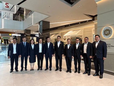 Đại biểu hai đoàn chụp ảnh lưu niệm.