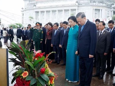 Tổng Bí thư, Chủ tịch nước Tô Lâm dâng hoa tưởng niệm Chủ tịch Hồ Chí Minh tại Singapore 