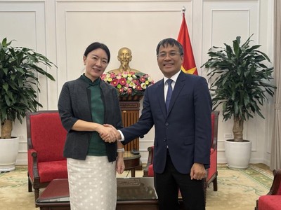 Thứ trưởng Thường trực Bộ Ngoại giao Nguyễn Minh Vũ và bà Lư Tân Ninh.