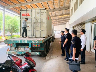 Lực lượng hải quan kiểm tra lô hàng có dấu hiệu vi phạm.