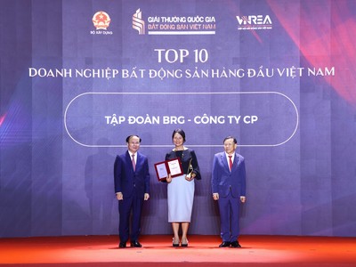 Bà Trần Tuyết Nhung – Phó tổng Giám đốc Tập đoàn BRG nhận Danh hiệu giải thưởng Top 10 Doanh nghiệp Bất động sản hàng đầu Việt Nam