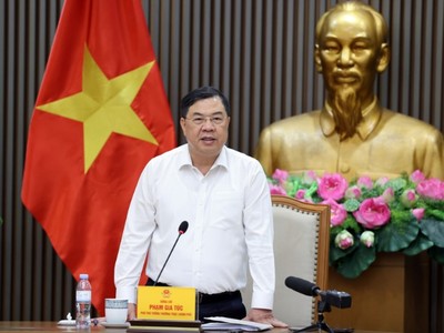 Phó Thủ tướng Thường trực Phạm Gia Túc yêu cầu bảo đảm nguồn cung, chất lượng và quyền lợi người tiêu dùng khi chuyển đổi sang xăng E10 - Ảnh: VGP.