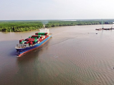 Sông Soài Rạp là cửa ngõ chính cho phép tàu biển có trọng tải lớn vận chuyển hàng hóa xuất nhập khẩu ra, vào TP.HCM. 